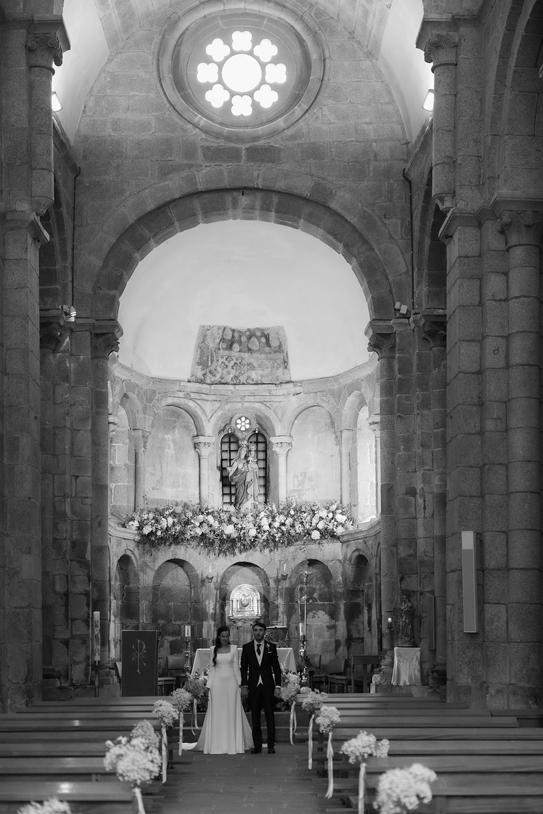 Laura y Pablo en la Colegiata de Sar durante su boda en Santiago de Compostela