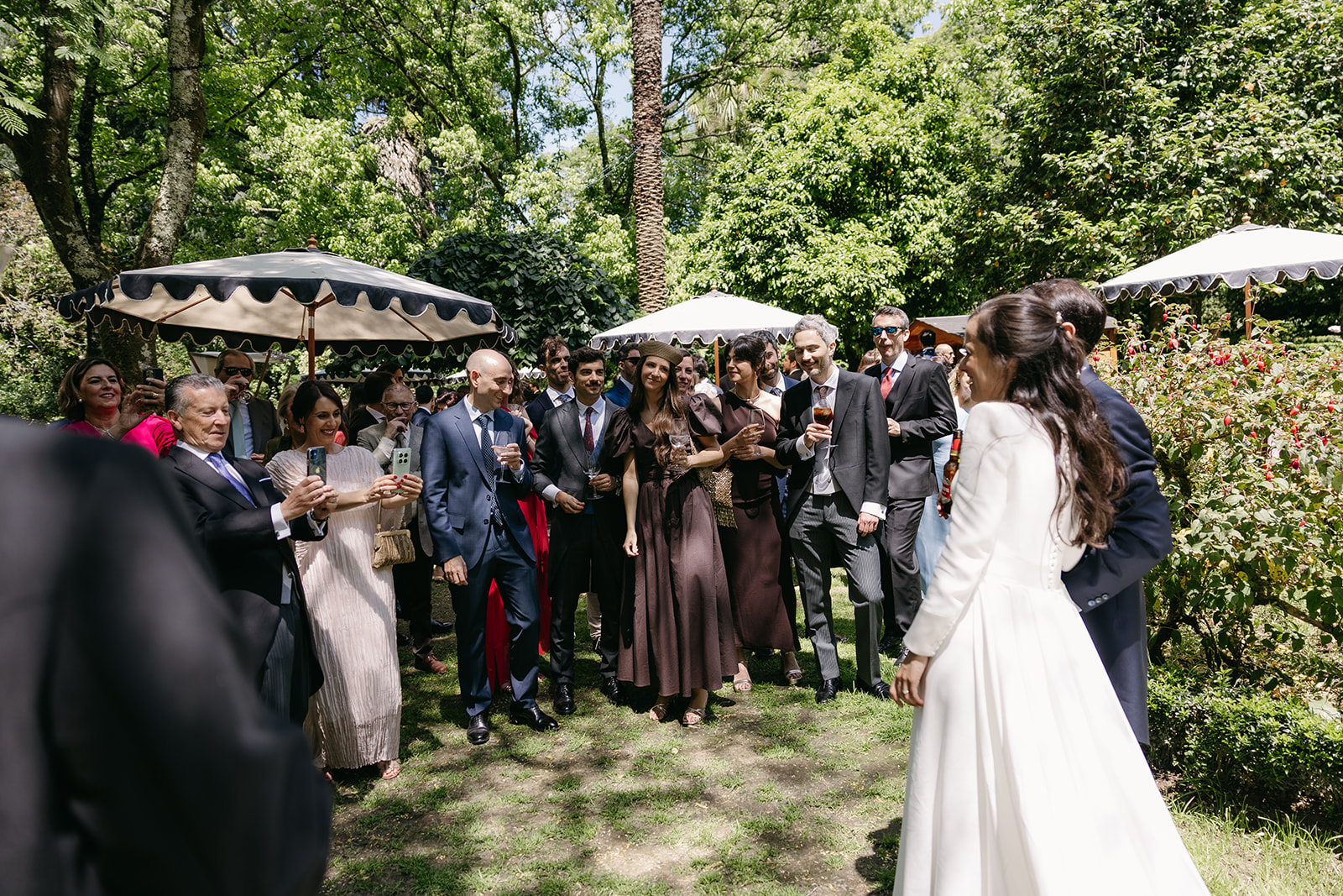 Invitados durante el cóctel de la boda de Laura y Pablo en Pazo San Lorenzo