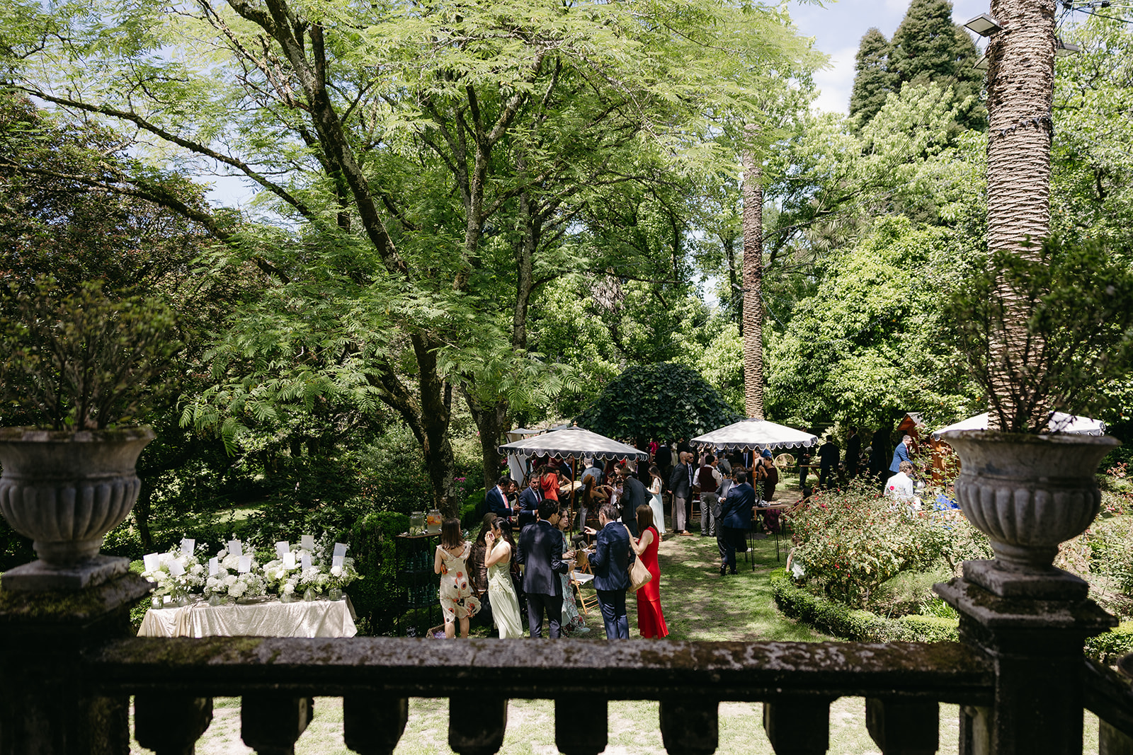 Laura y Pablo durante el cóctel de su boda en Pazo San Lorenzo
