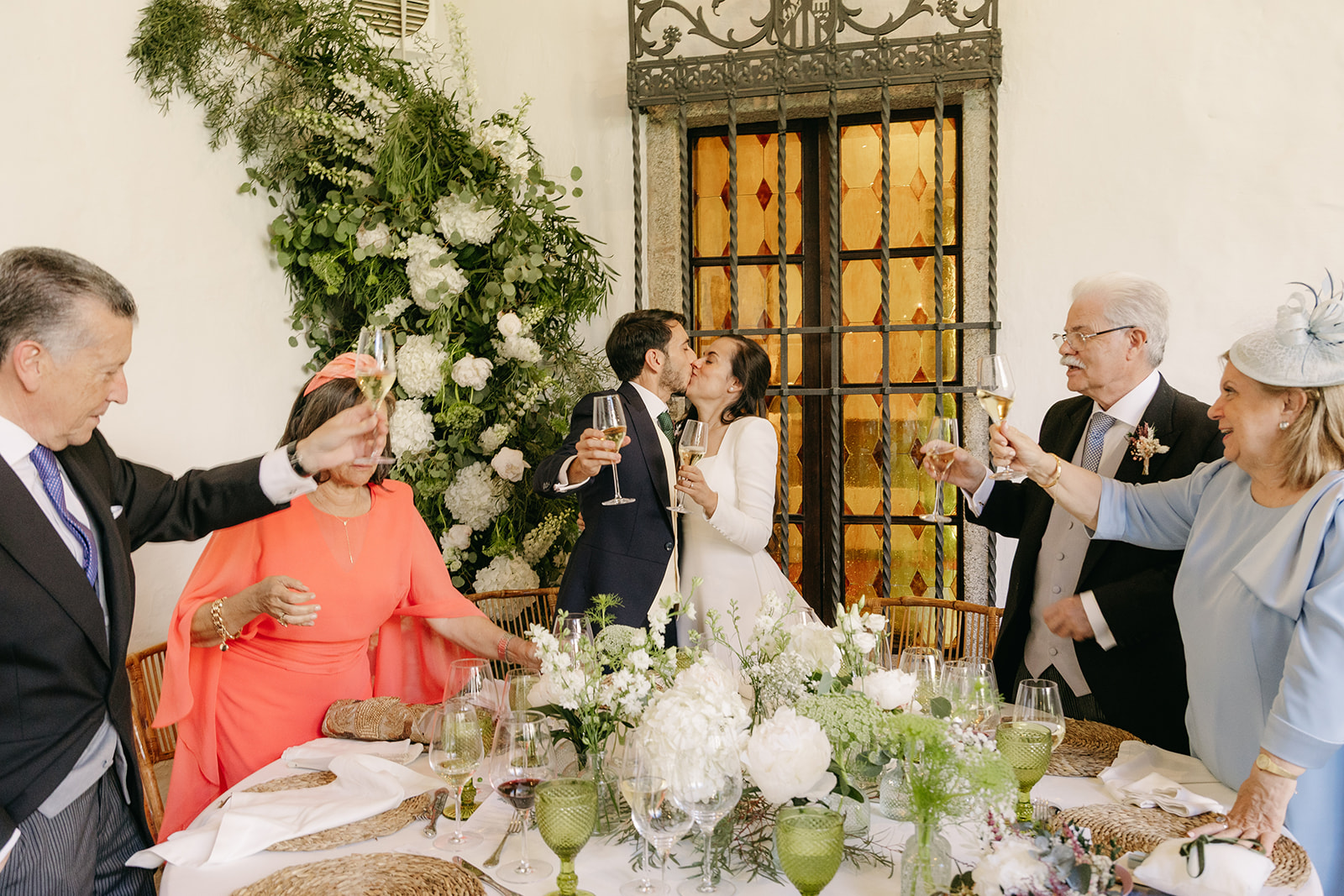 Laura y Pablo brindando con sus familias durante el banquete de boda