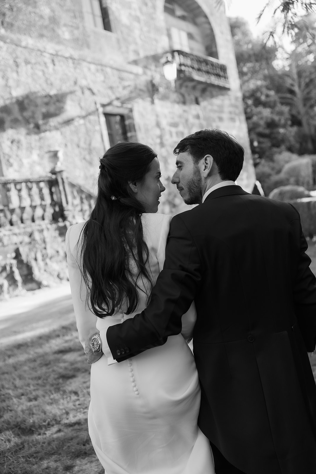 Laura y Pablo juntos en los jardines de Pazo San Lorenzo tras su boda