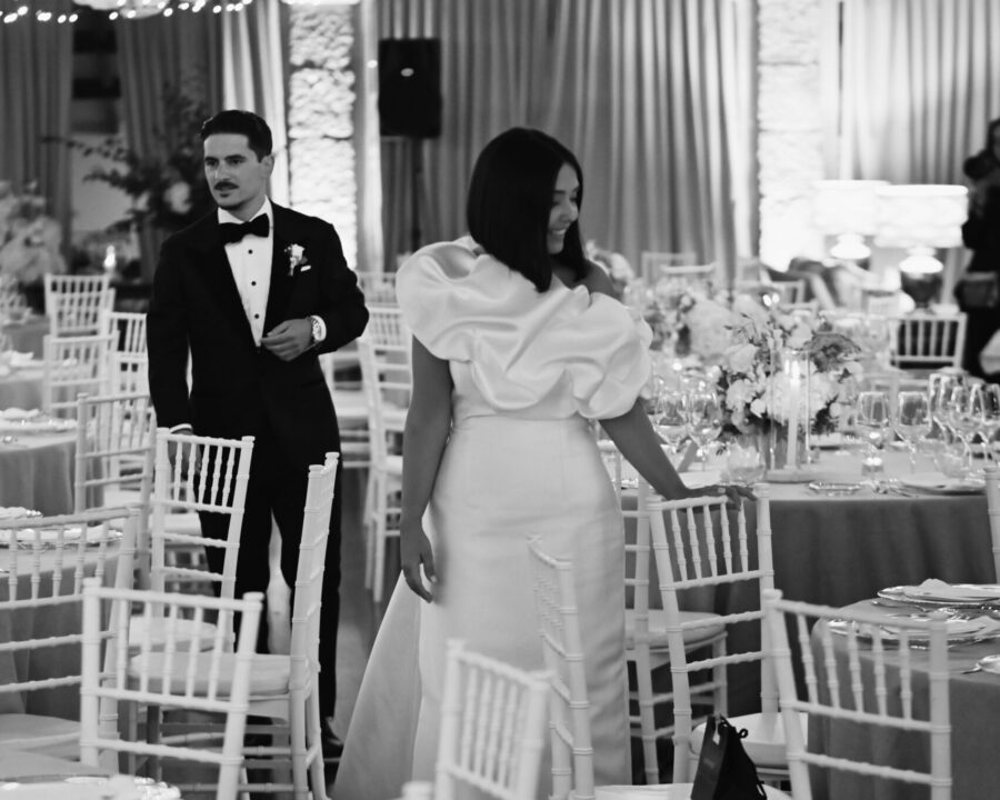 Pareja de novios en el salón de su boda, organizada por MINIMÚ ATELIER en Galicia.