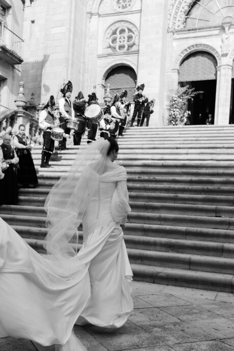 Boda en la Catedral de Ourense con gaiteiros | MINIMÚ ATELIER Novia entrando en la Catedral de Ourense acompañada por gaiteiros