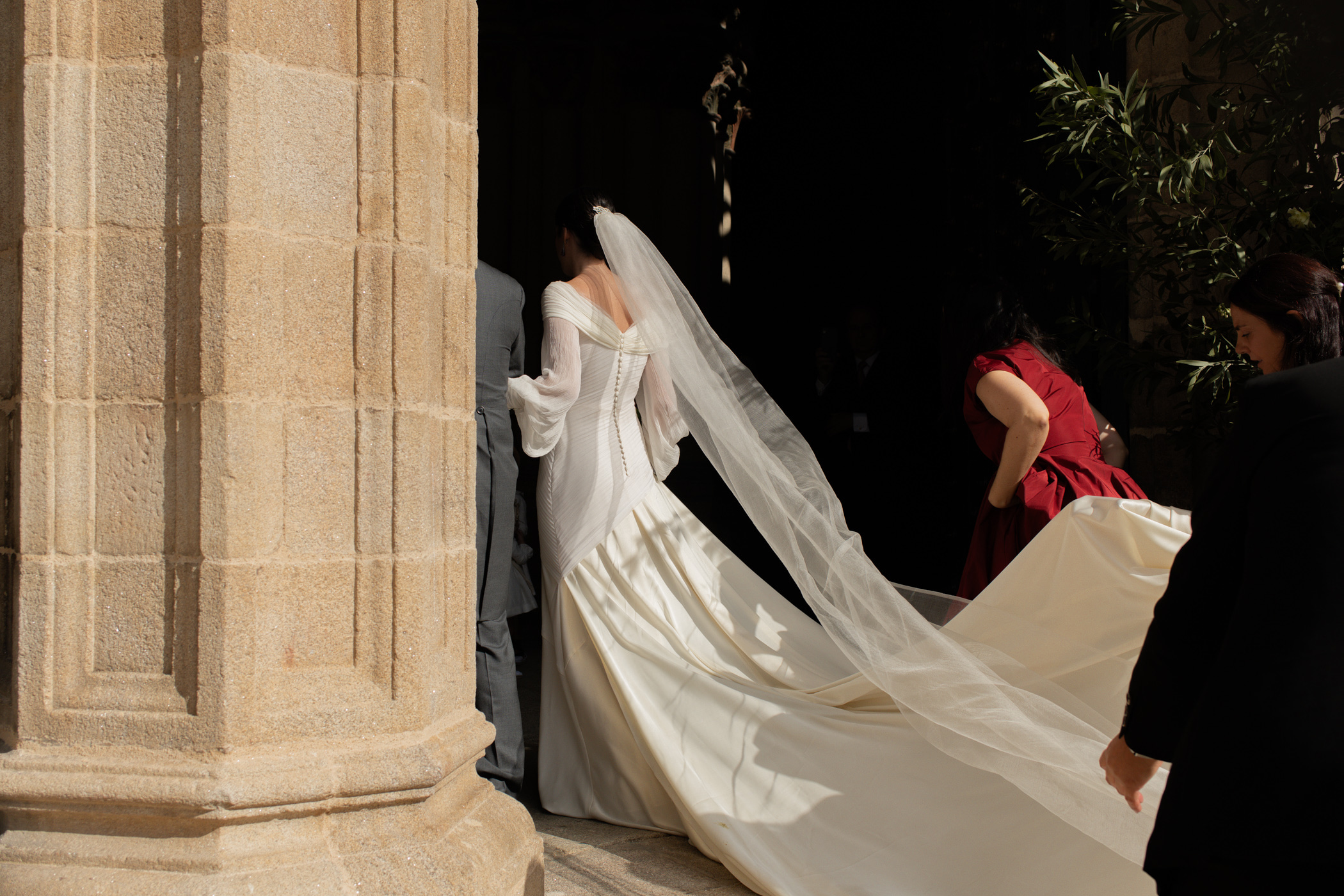 Novia entrando en la ceremonia acompañada por el equipo de MINIMÚ ATELIER
