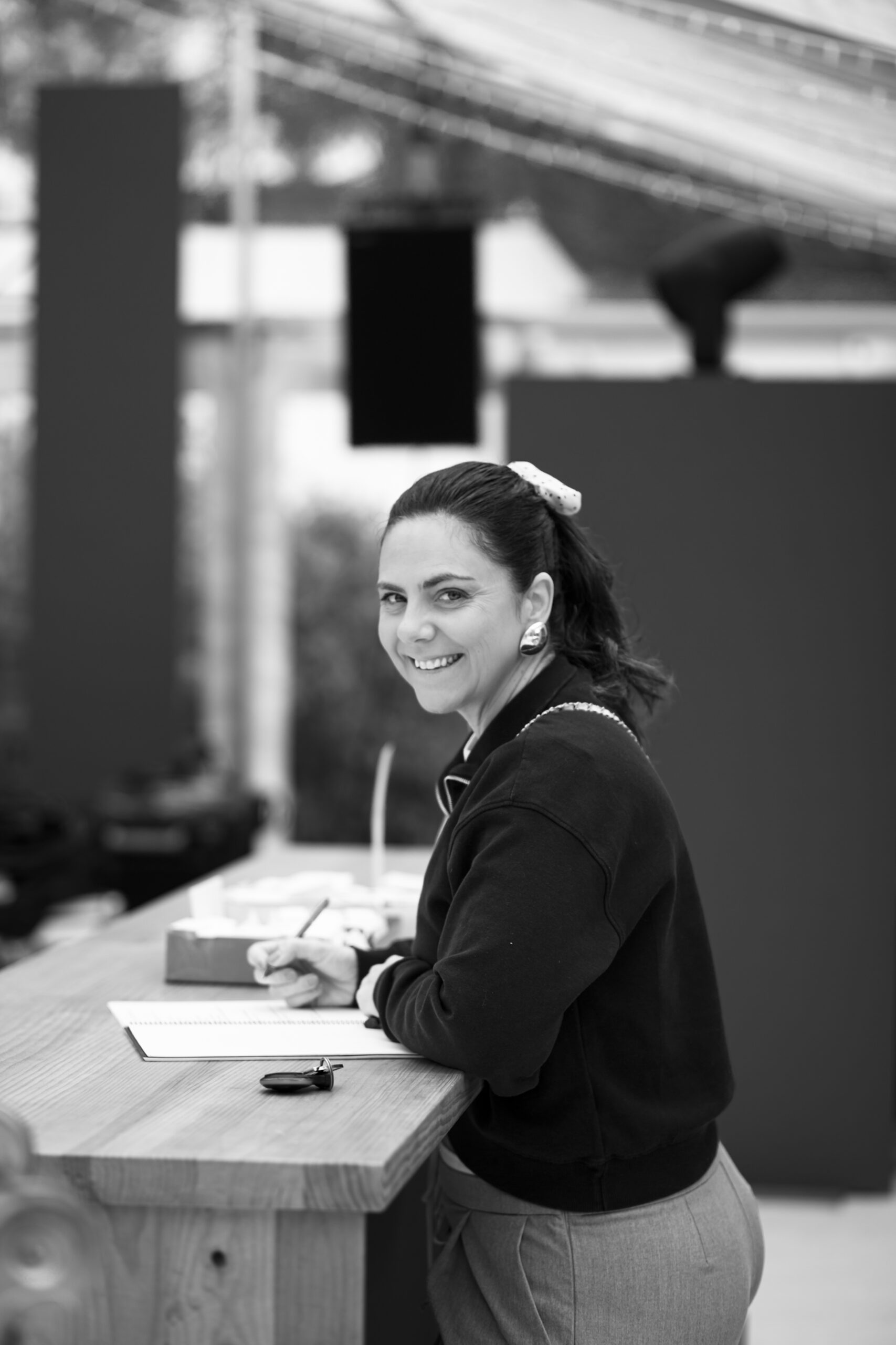 Ana García, wedding planner de MINIMÚ ATELIER, trabajando durante una boda en Galicia