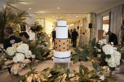 Tarta y decoración floral del 50 aniversario del Hotel Louxo