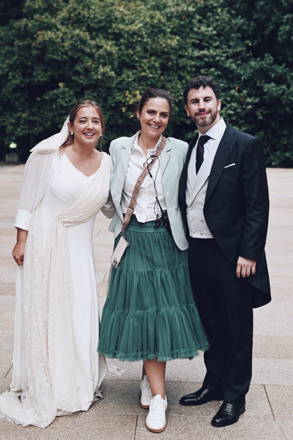Ana García, wedding planner de MINIMÚ ATELIER, junto a Cristina y Brais el día de su boda en Galicia.