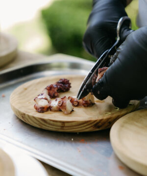 Gastronomía gallega | Galicia Experiences | MINIMÚ ATELIER Preparación de pulpo durante una experiencia gastronómica en Galicia