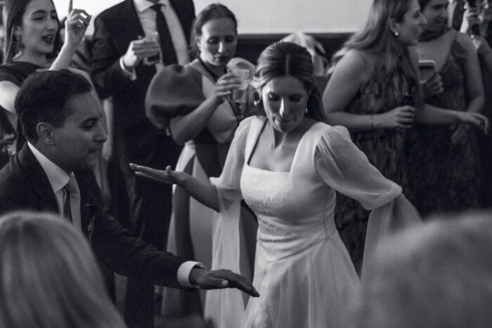 Julia & Aidan | Fiesta de boda en Galicia Julia y Aidan bailando rodeados de sus invitados durante la fiesta de su boda en Galicia.