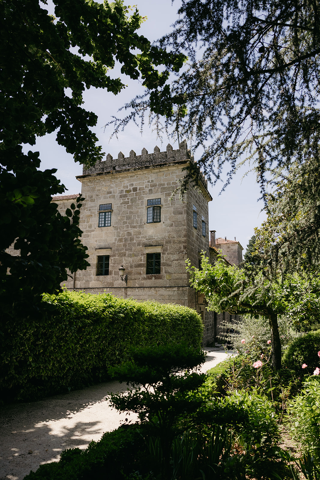 Pazo de San Lorenzo rodeado de vegetación en Santiago de Compostela