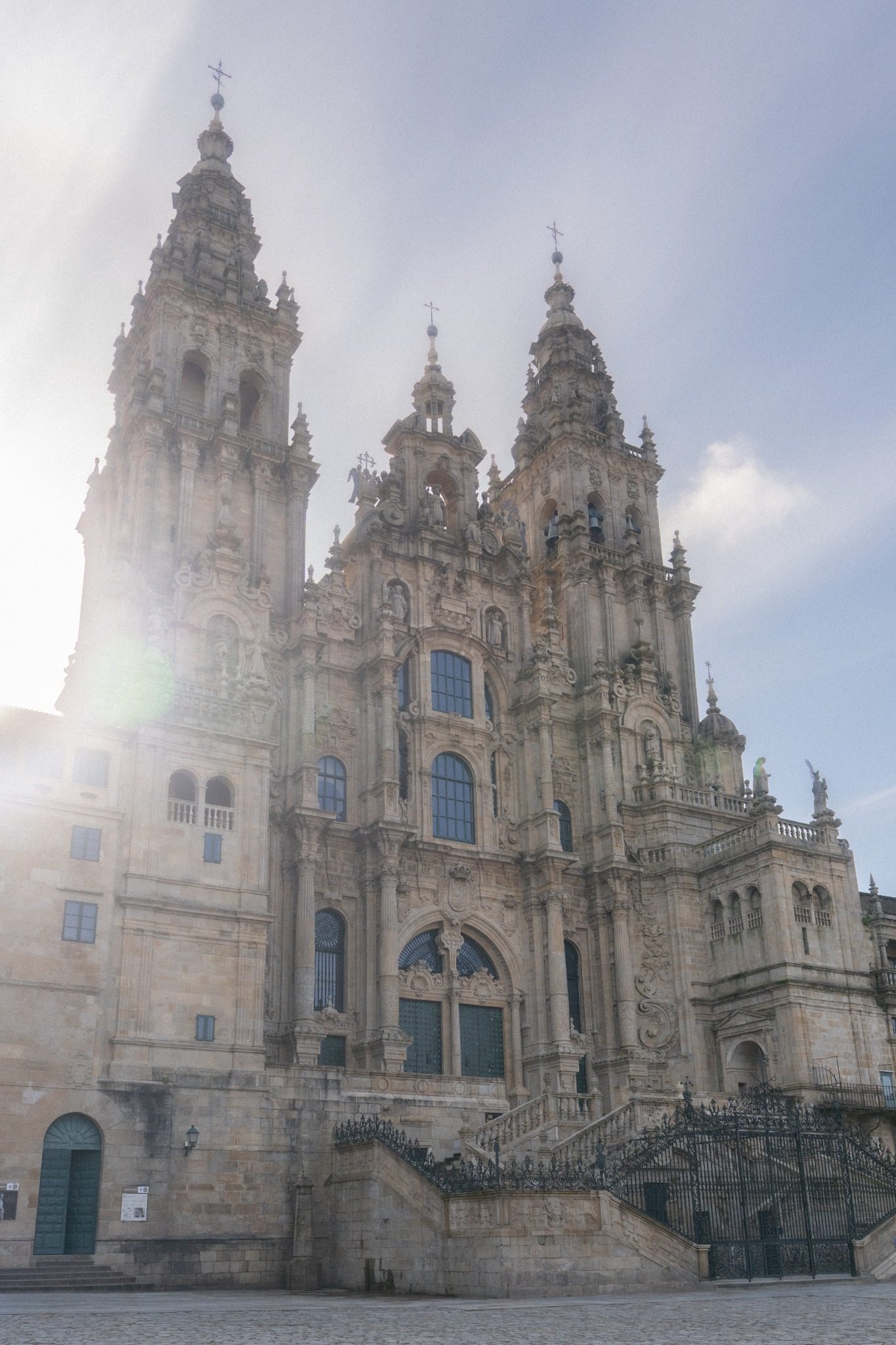 Fachada de la Catedral de Santiago de Compostela iluminada por el sol