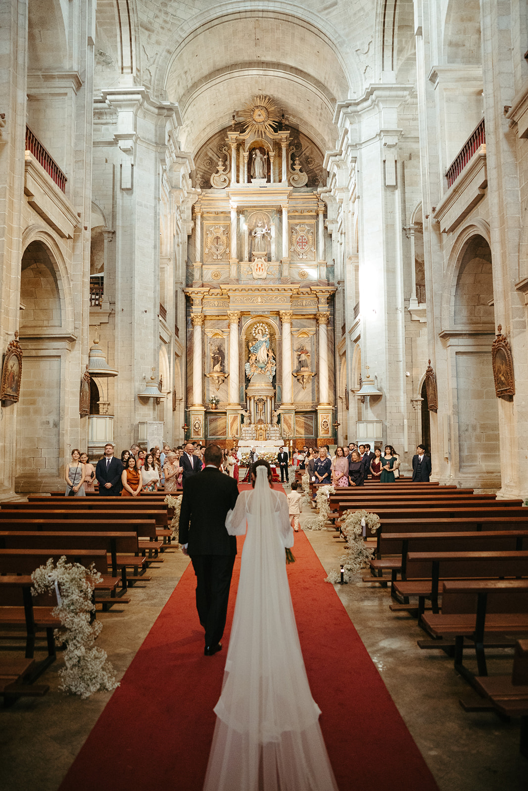 Sofía y Andrew durante su ceremonia religiosa en una iglesia histórica de Galicia