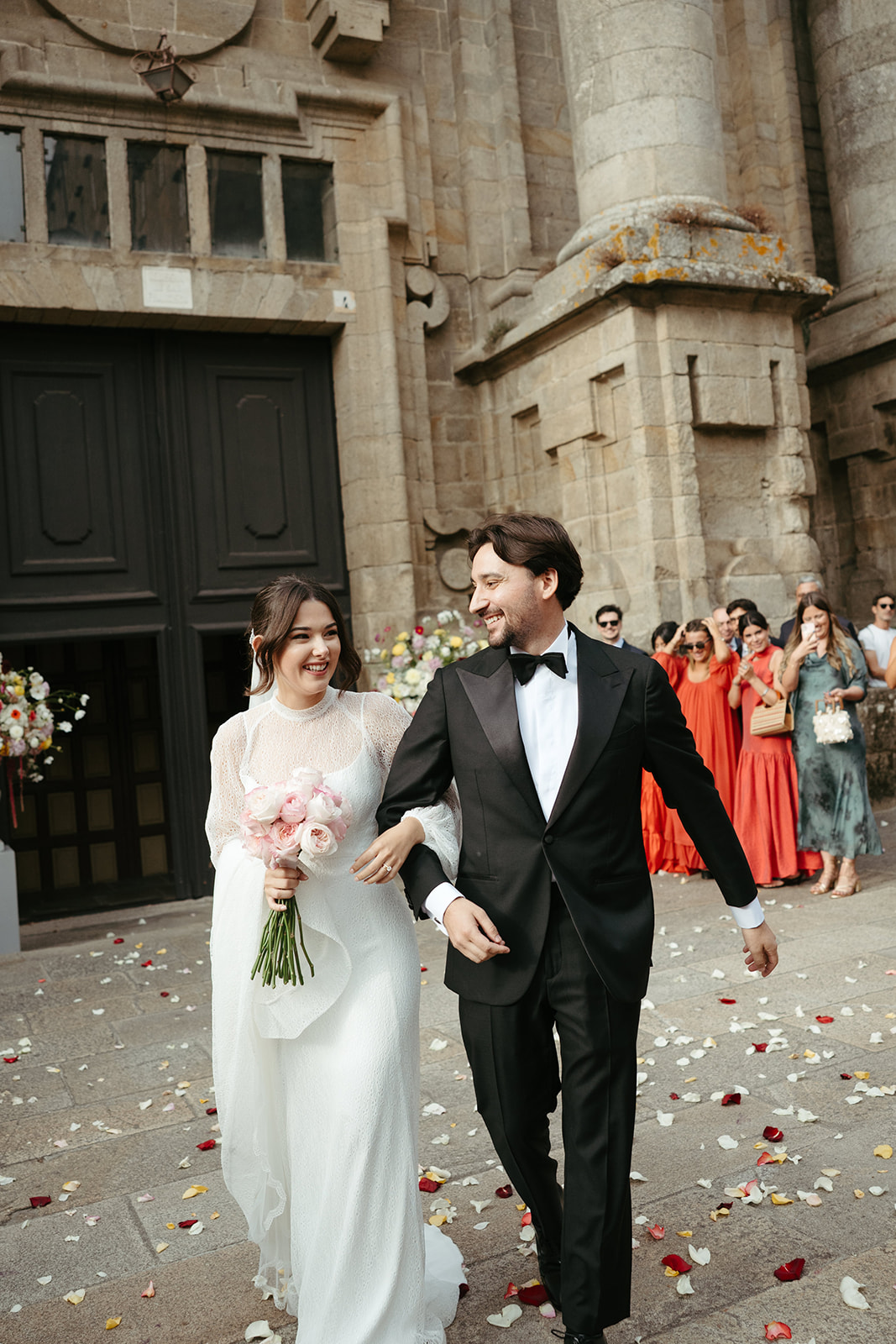 Sofía y Andrew saliendo de la iglesia tras su ceremonia en Galicia